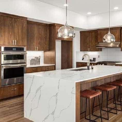 Kitchen,In,New,Luxury,Home,With,Quartz,Waterfall,Island,,Hardwood